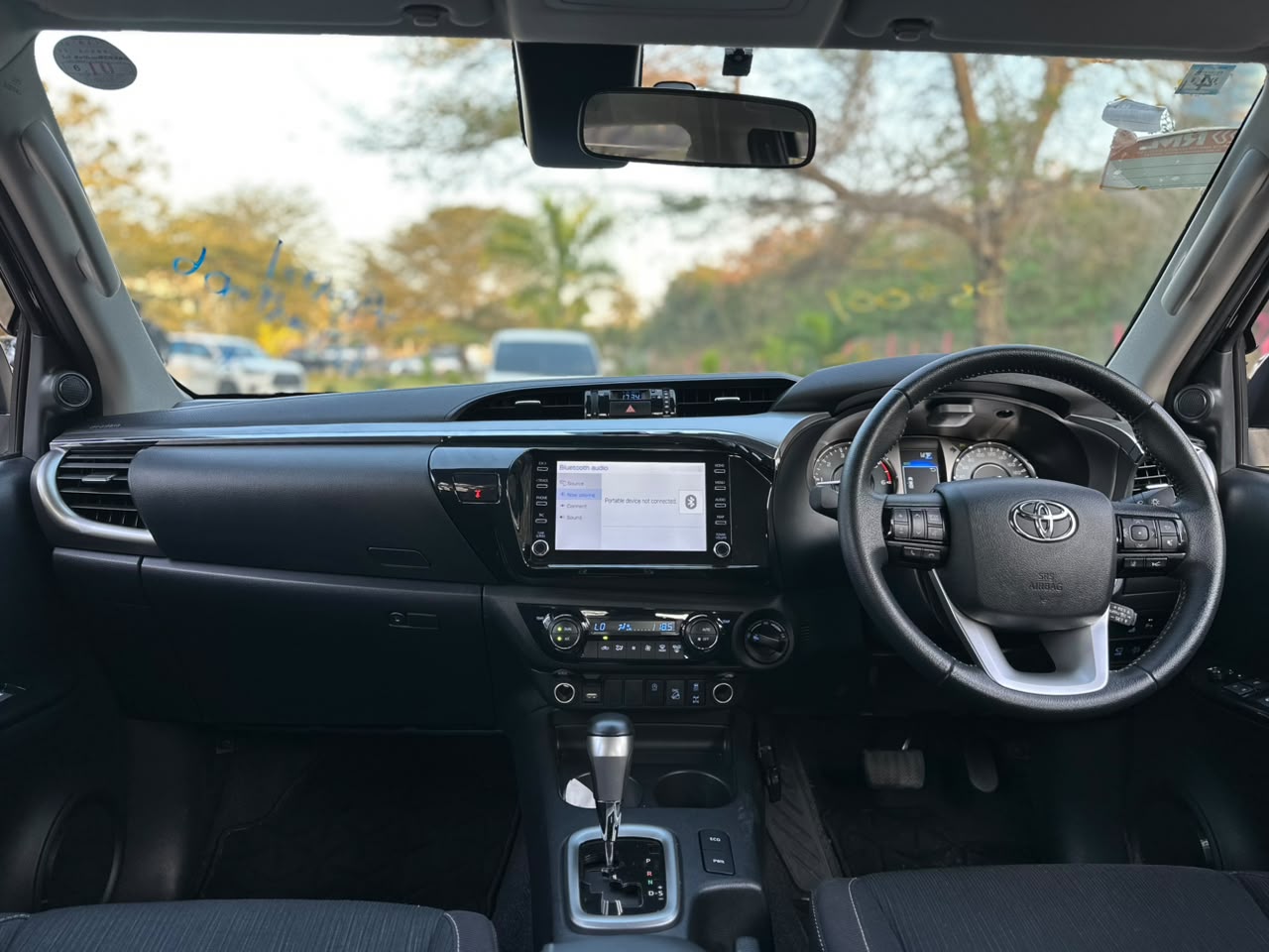 TOYOTA HILUX DOUBLE CABIN thumbnail 5